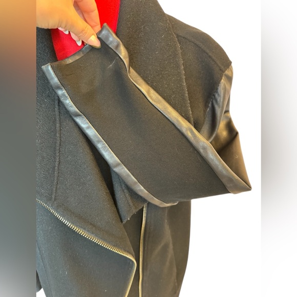 Banana Republic Wool and leather coat. Size Medium - Picture 5 of 9
